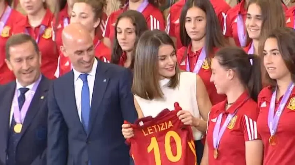 La reina Letizia recibe a la selección española femenina sub 17
