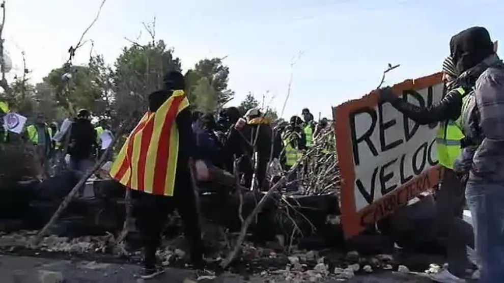 Los CDR cortan la autopista AP-7 en Tarragona