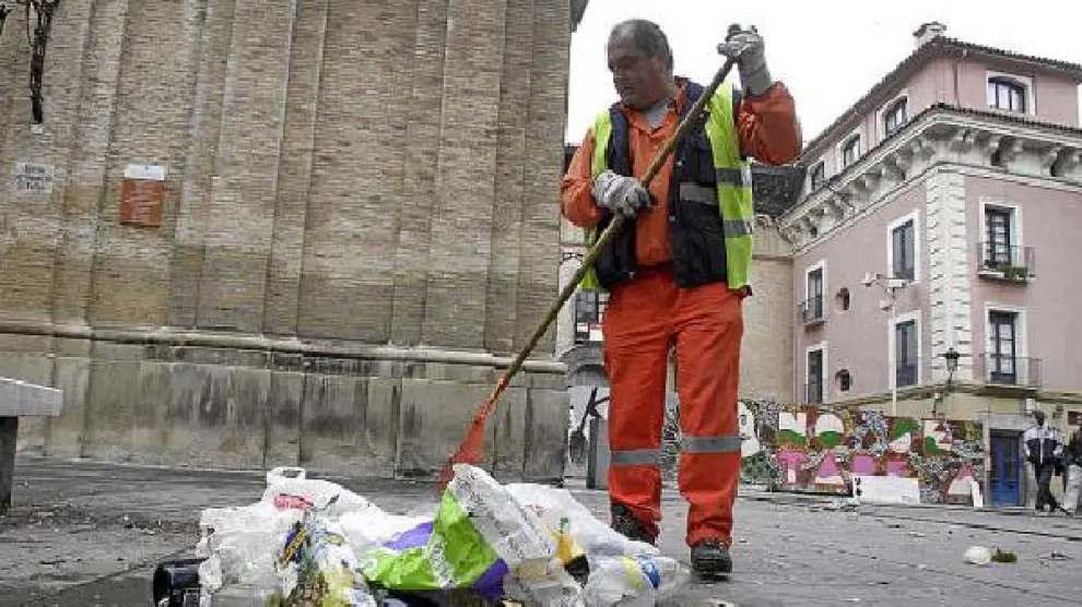 Los basureros comenzaron temprano su trabajo para retirar los restos de la Nochevieja.