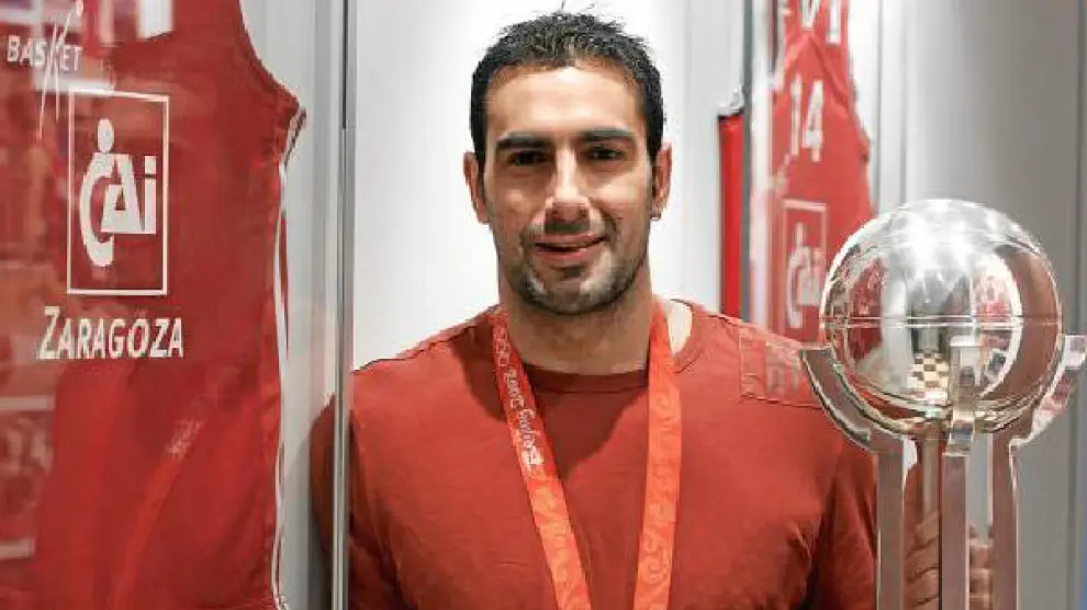 Paolo Quinteros posa con el trofeo de la LEB y con la medalla olímpica.