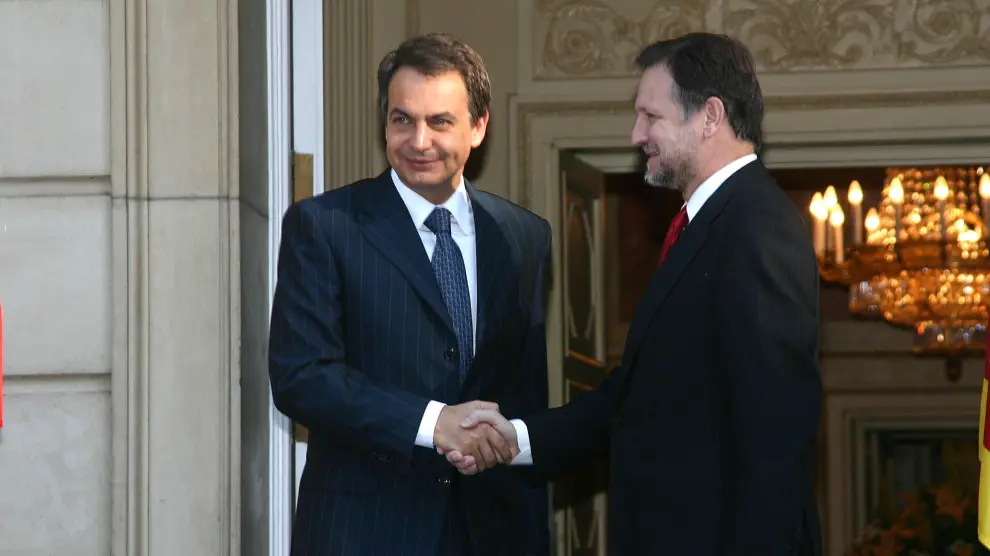 Zapatero saluda a Iglesias en una visita del aragonés a Moncloa
