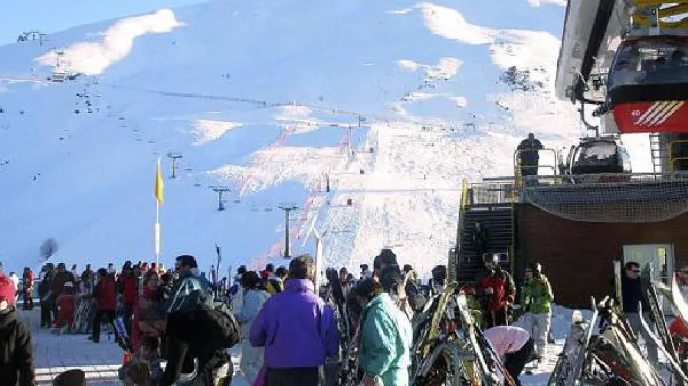 Los esquiadores que eligieron ayer Panticosa disfrutaron de una jornada muy soleada.