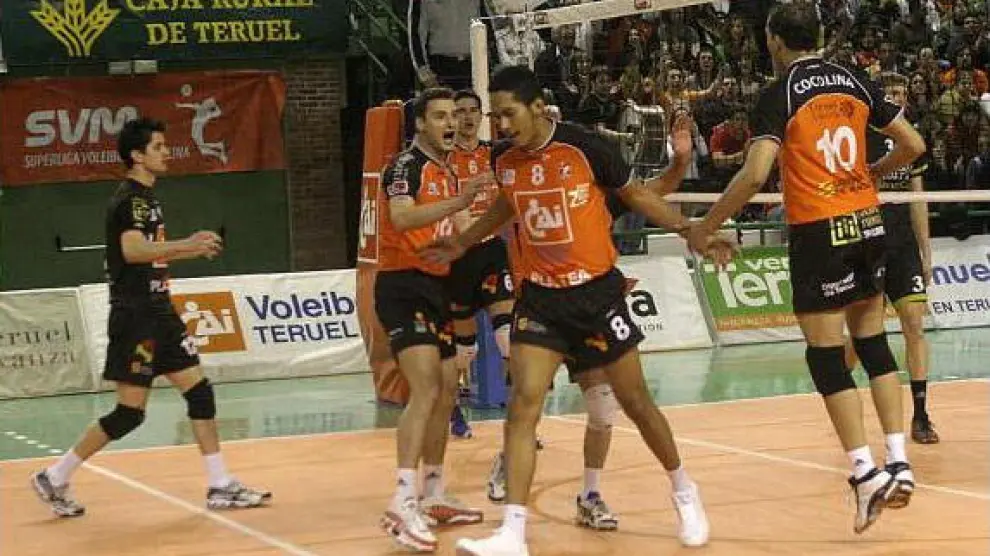 Los jugadores del CAI Teruel celebran un punto en un partido anterior