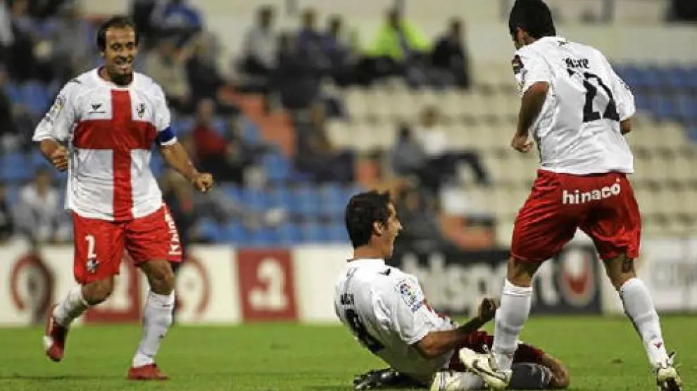 Julián Vara se arrodilla tras lograr el segundo gol del Huesca, en el campo del Alicante