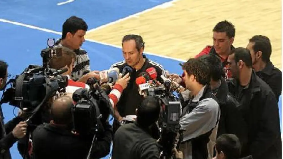 Curro Segura lidió ayer con los medios tras el entrenamiento matinal