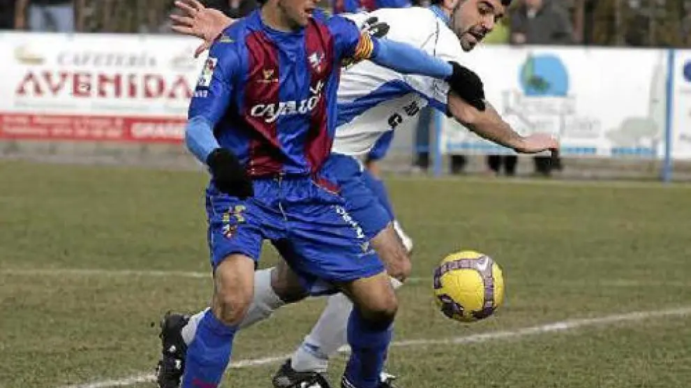 El Huesca se impuso ayer al Grañén en un partido amistoso que fue dirigido por el ex colegiado aragonés Bueno Grimal