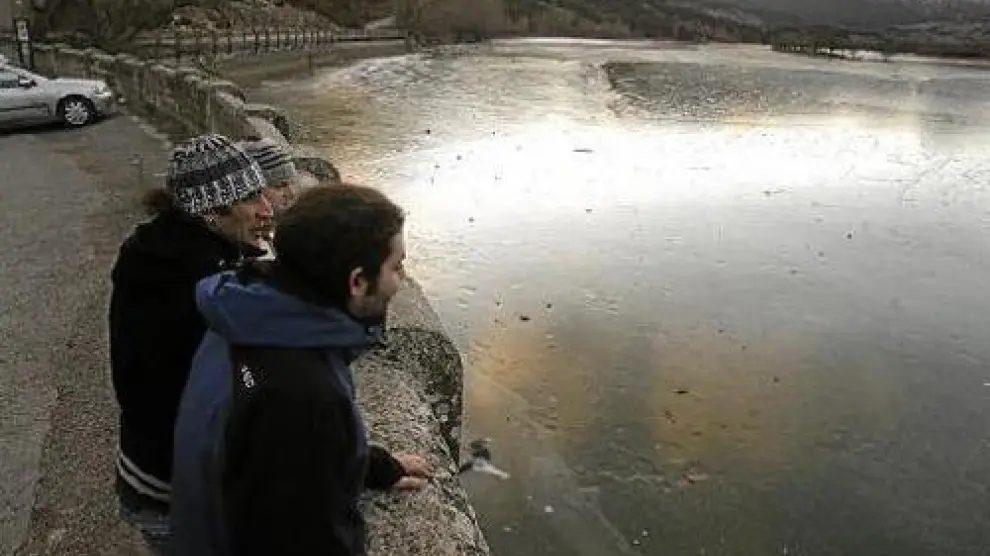 Las bajas temperaturas congelaron ayer las aguas del embalse de Arguis