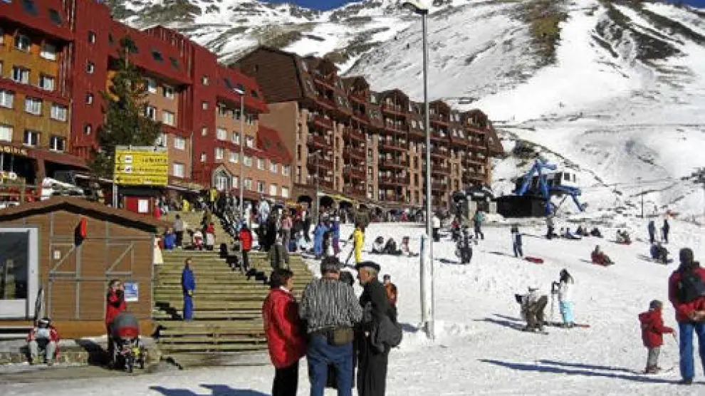 Vista de la estación de esquí de Astún, con parte de los desarrollos urbanísticos ejecutados antes de que se anulara el plan parcial
