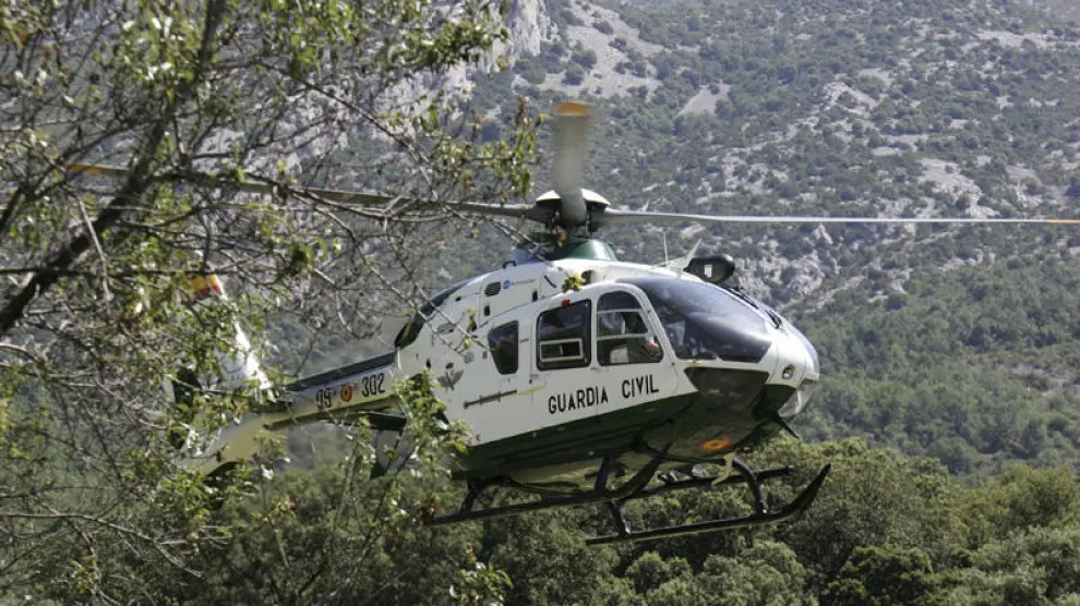 Un helicoptero de la Guardia Civil de Huesca participando en un rescate en Rodellar.