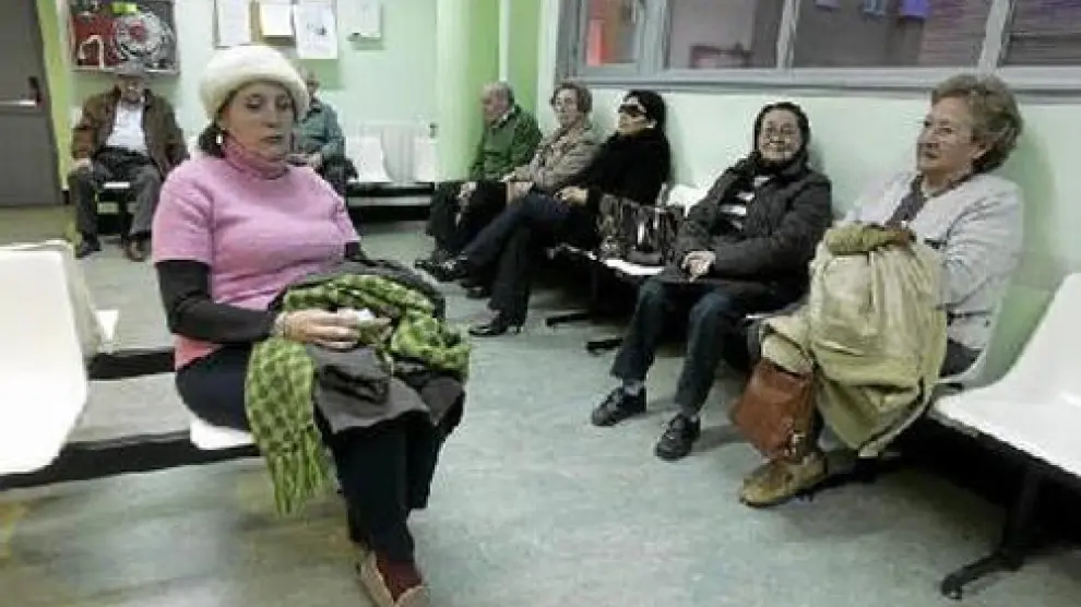 Varios pacientes ayer por la tarde en el centro de salud del Arrabal