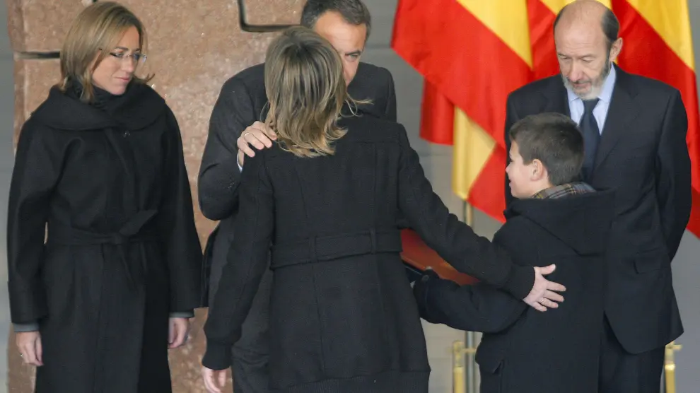 - El presidente del Gobierno, José Luis Rodríguez Zapatero (c), junto a la ministra de Defensa, Carme Chacón (i), y el ministro de Interior, Alfredo Pérez Rubalcaba, saludan a la viuda y el hijo de una víctima