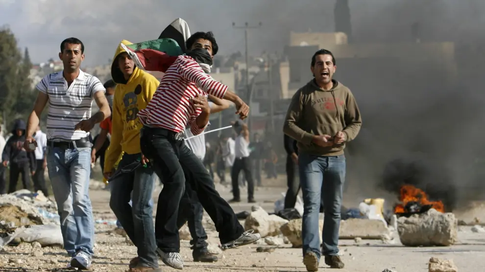 Jóvenes palestinos atacan con piedras a las tropas israelíes
