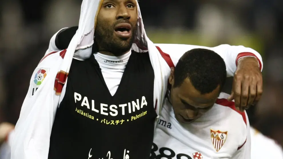 Kanouté muestra una camiseta en apoyo a Palestina