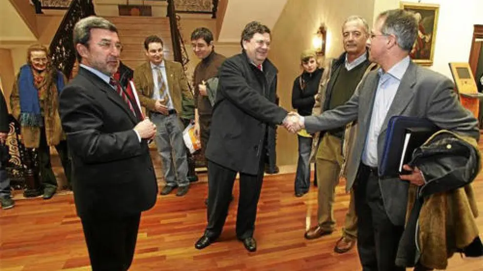 El alcalde de Teruel, en primer plano, y a su lado, el rector de la Universidad de Zaragoza