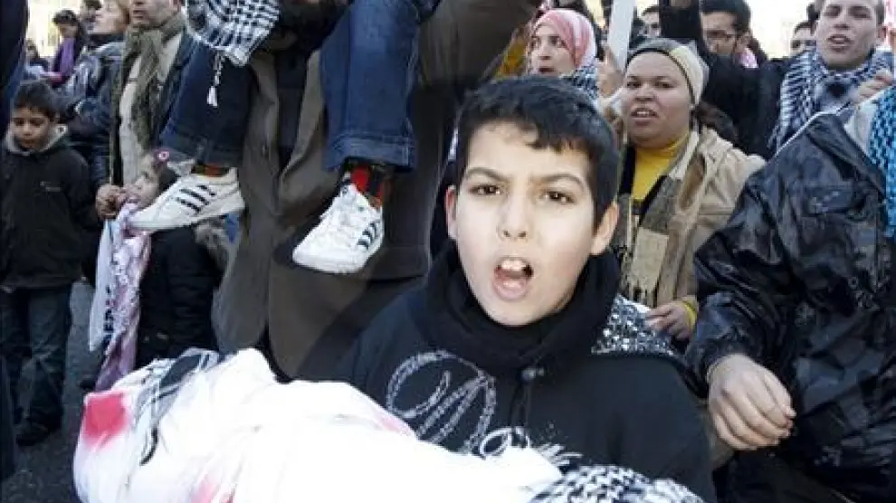 Muchos de los manifestantes estaban ataviados con el clásico pañuelo palestino.
