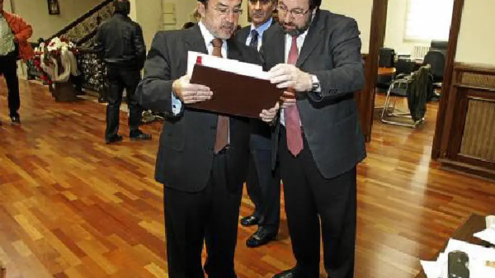 Imagen de archivo de Miguel Ferrer -izquierda- junto a Julio Esteban ante la mirada del portavoz del PAR.