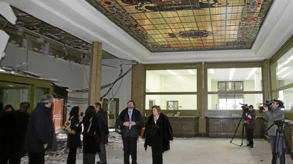 La subdelegada del Gobierno -en el centro- visitó la sede del Banco de España, que guarda en el techo el escudo preconstitucional.