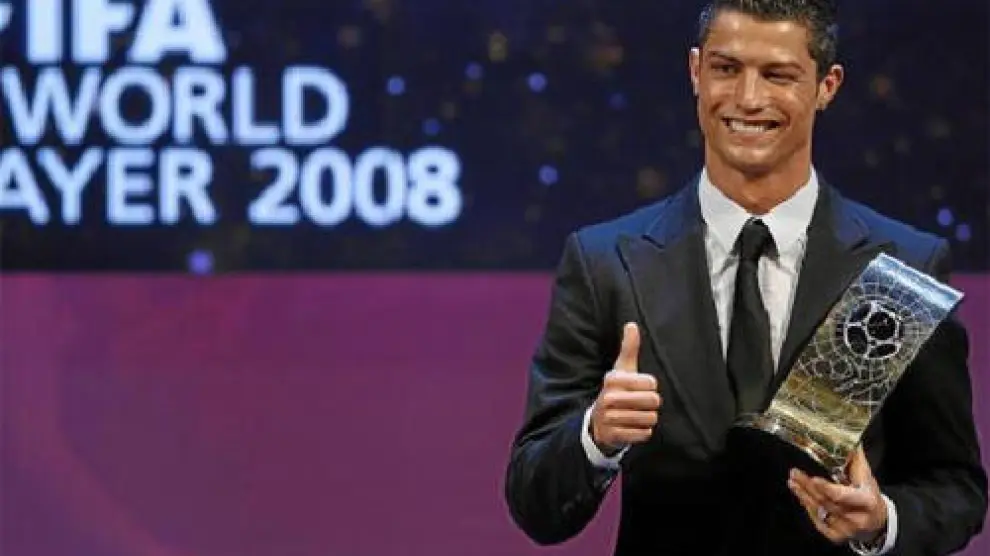 El portugués Cristiano Ronaldo, del Manchester United, con el trofeo del 'FIFA World Player'