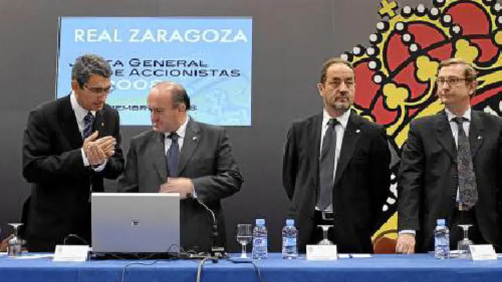 Los consejeros del Real Zaragoza durante la última junta de accionistas.