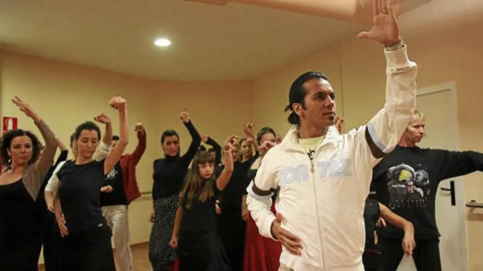 El bailaor Farruquito, al frente de la clase de nivel avanzado que ayer impartió en la Sala Foss de Zaragoza