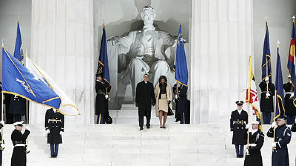 Obama y su esposa ante el monumento a Lincoln