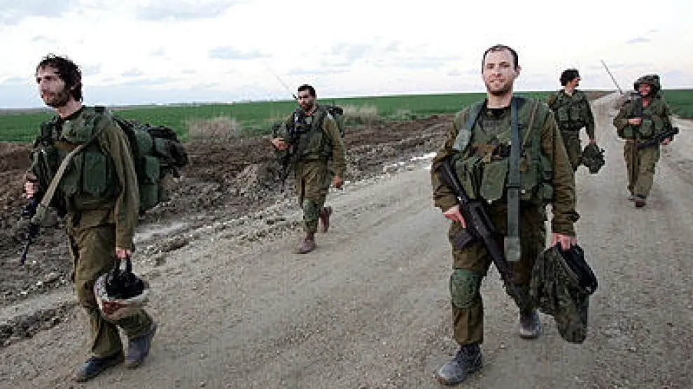 Soldados israelíes vuelven al otro lado de la frontera tras el alto el fuego