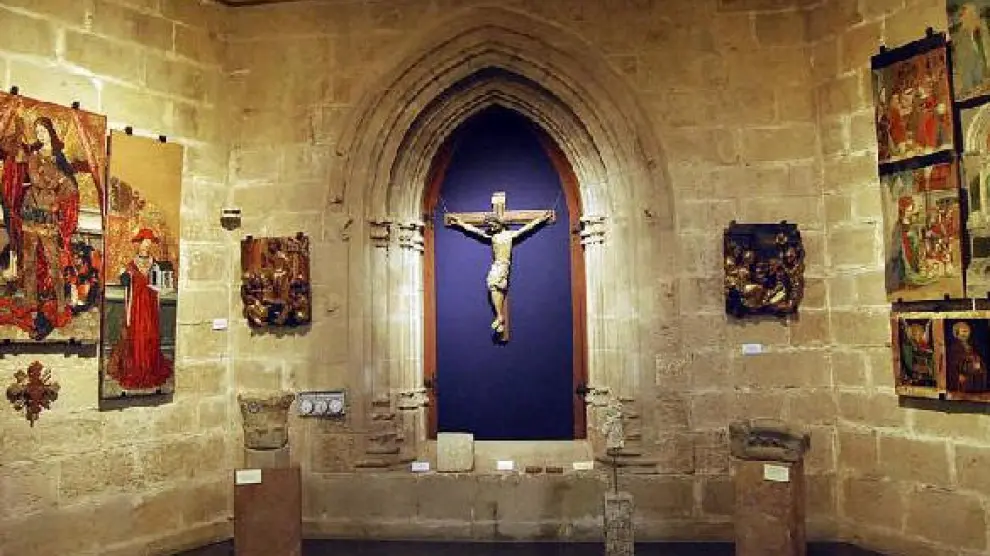 Varias tablas, retablos y crucifijos que se exponen en el actual Museo Diocesano de Barbastro y que se trasladarán al del Palacio Episcopal