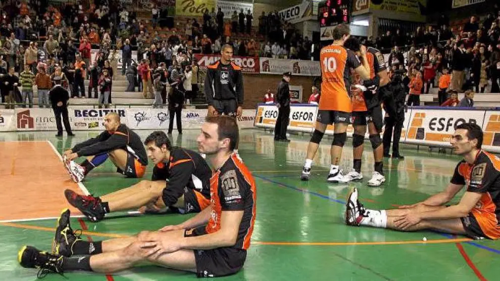 Los jugadores del CAI Voleibol Teruel, desolados por la derrota al término del partido ante el Galatasaray
