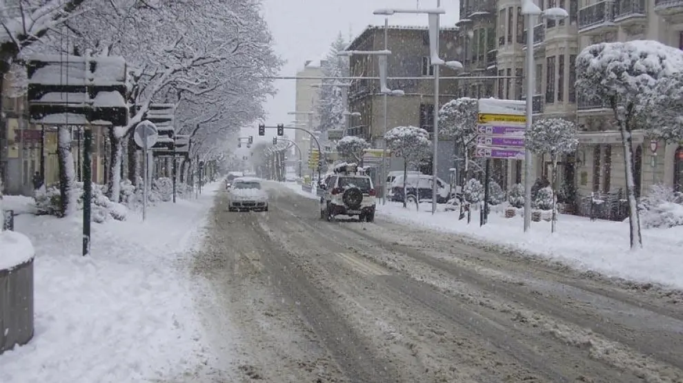 Un manto de nieve cubre las calles de Jaca.