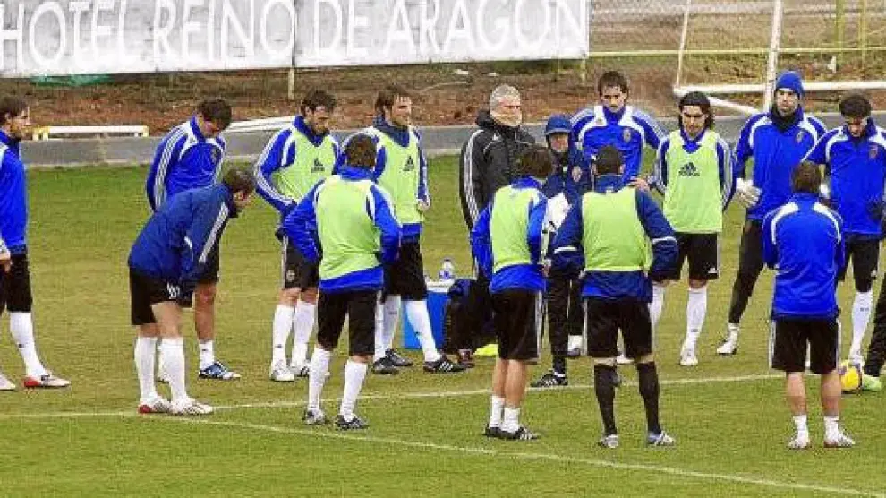 La plantilla del Real Zaragoza escucha atentamente las indicaciones de Marcelino en el intermedio del partidillo jugado durante el entrenamiento de ayer
