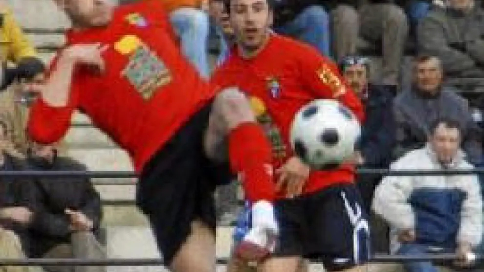 Ibrahim golpea el balón, durante un partido del Teruel