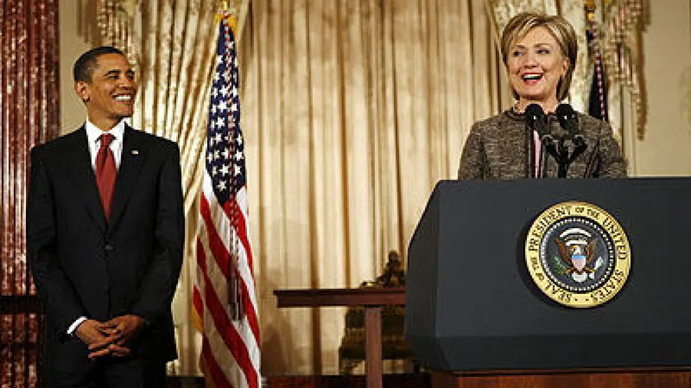 Barack Obama sonríe a Hillary Clinton