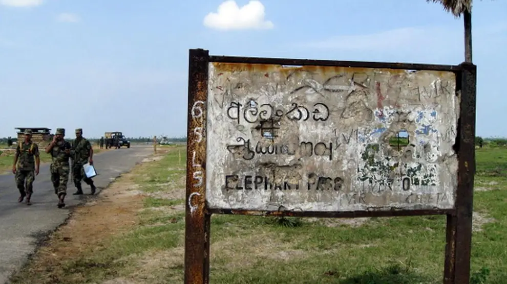 Tropas del Ejército de Sri Lanka patrullan las carreteras del país