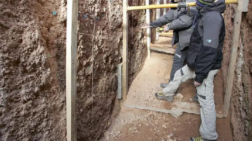 Los investigadores señalan los registros de la falla de Concud en el interior de la zanja de cuatro metros de profundidad.