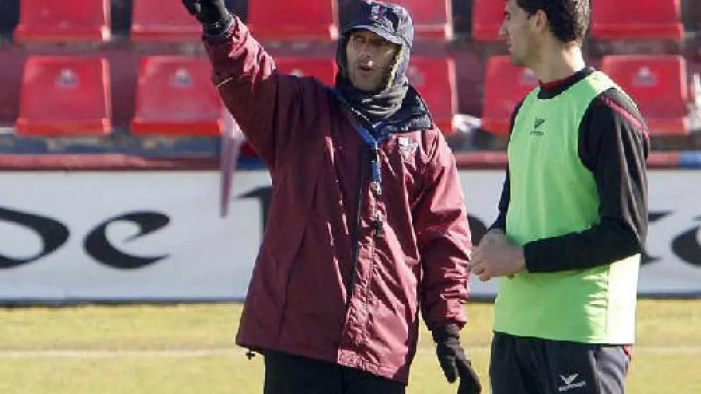 El entrenador del Huesca, Antonio Calderón, durante un entrenamiento del equipo azulgrana en El Alcoraz.