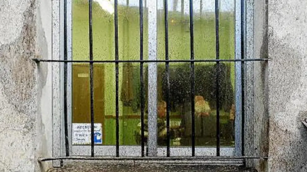 Las ventanas del club de jubilados quedaron cubiertas de manchas negras.
