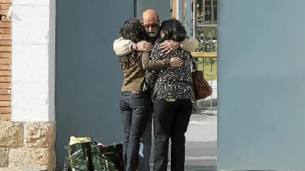 Salvador Latasa, abrazado a dos familiares, cuando abandonó la prisión en marzo en libertad provisional.