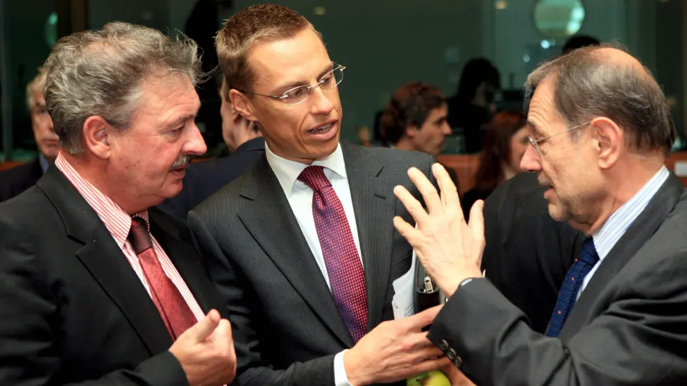 Los ministros de Exteriores de Luxemburgo, Jean Asselborn y de Finlandia, Alexander Stub, conversan con Javier Solana