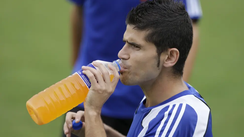 Antonio Hidalgo bebiendo durante un entrenamiento