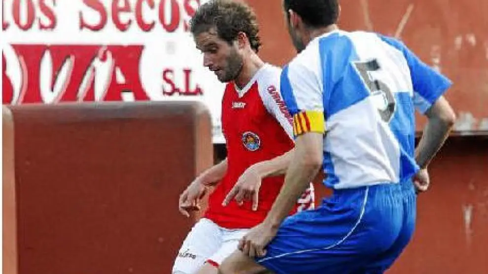 El centrocampista Jonan García controla el balón, durante un partido entre el Ibiza y el Sabadell.