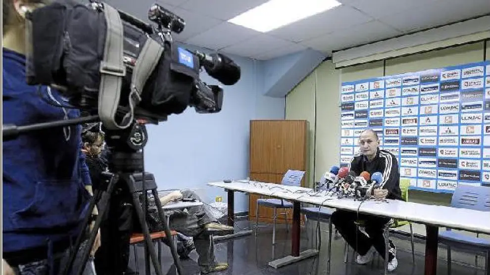 Alberto Angulo en su primera rueda de prensa previa a un partido como entrenador del CAI.