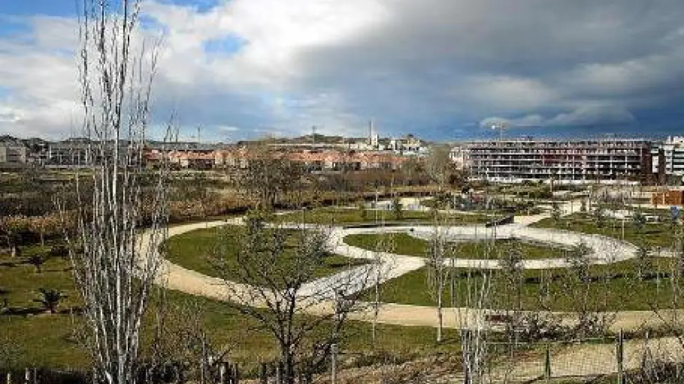 El terreno del futuro complejo deportivo de Cuarte, tras el parque municipal, situado en primer término.