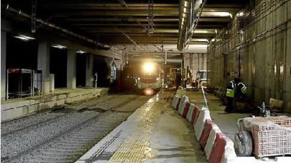 Un tren llegaba el martes al apeadero de Miraflores, tomado por las obras y con múltiples goteras.