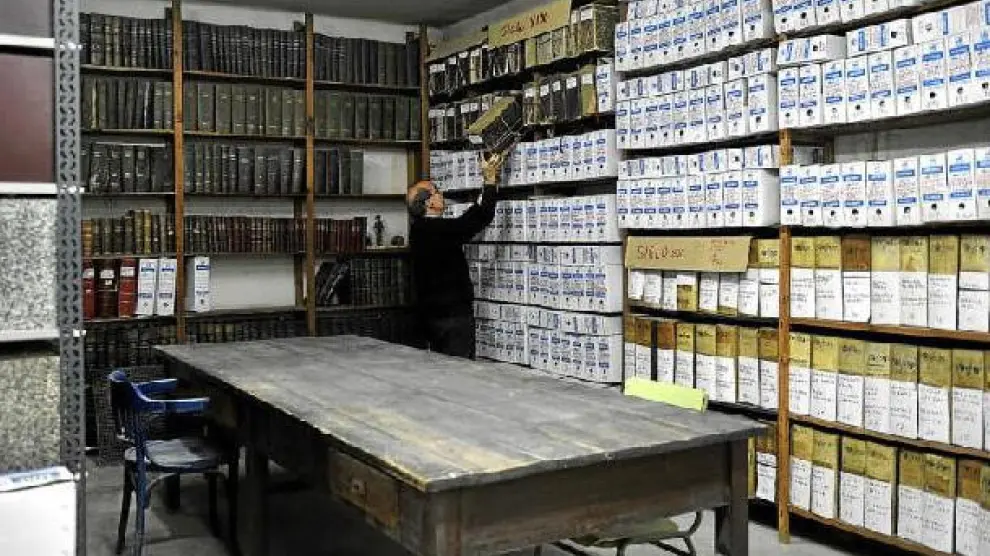 El director del instituto Goya, José Antonio Ruiz, coloca una de las cajas del archivo de expedientes que hay en el centro educativo.