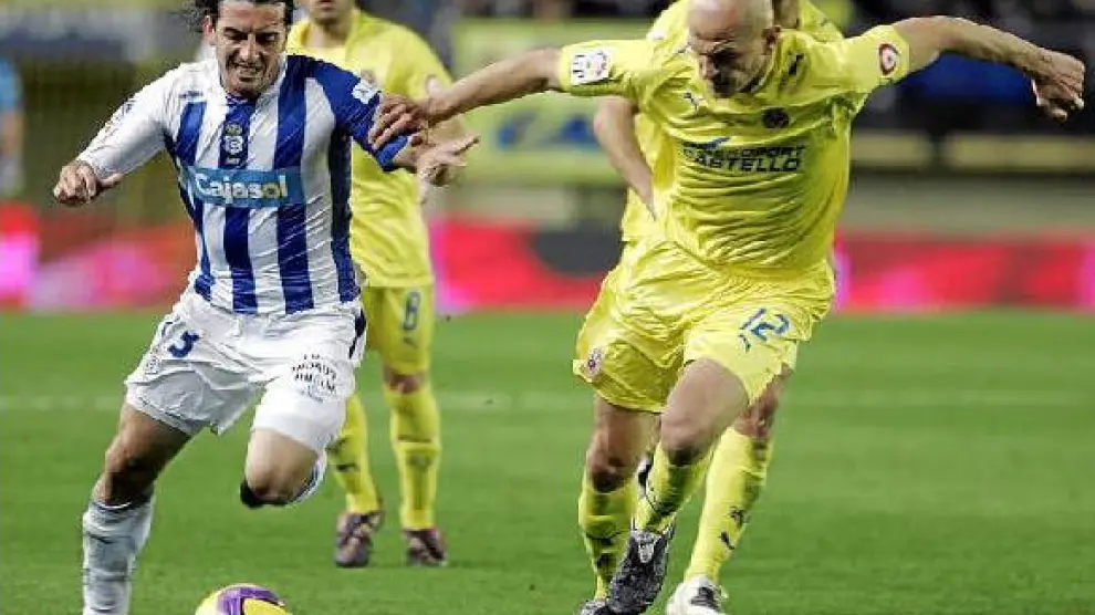Javi Guerrero pugna un balón con el defensa del Villarreal.