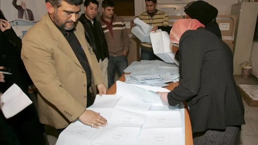 Miembros de un comité electoral proceden al recuento de votos.