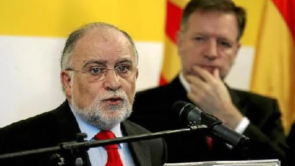 Víctor Morlán, durante su intervención ayer en Huesca, junto a Marcelino Iglesias.