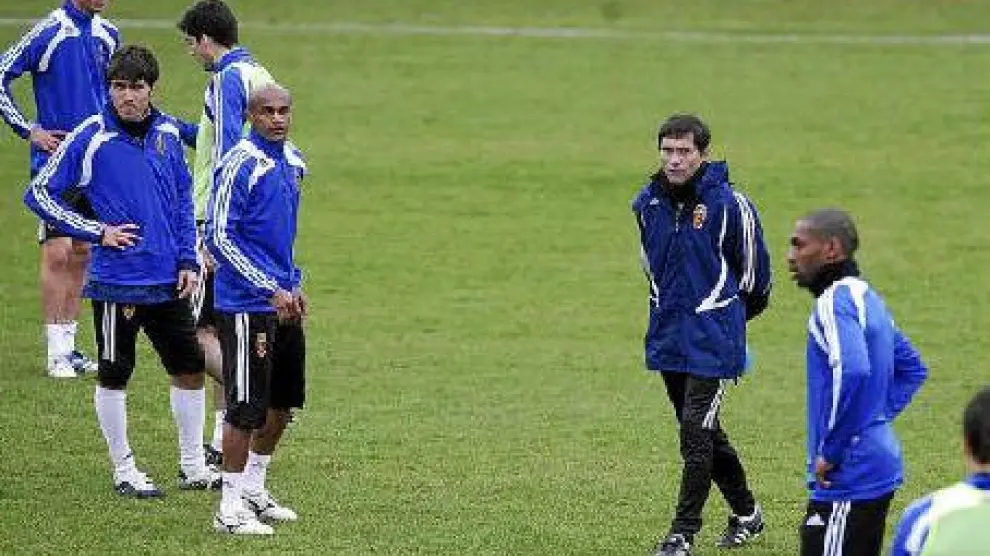 Marcelino, rodeado de algunos de sus jugadores, durante el entrenamiento de ayer.