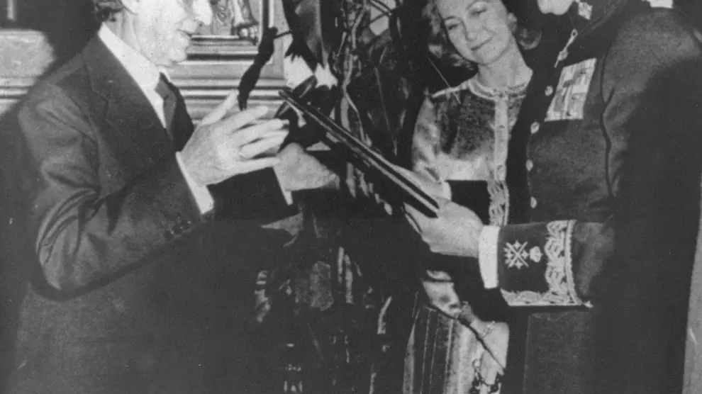 El Rey recibe una placa conmemorativa de la aprobación de la constitución de 1978