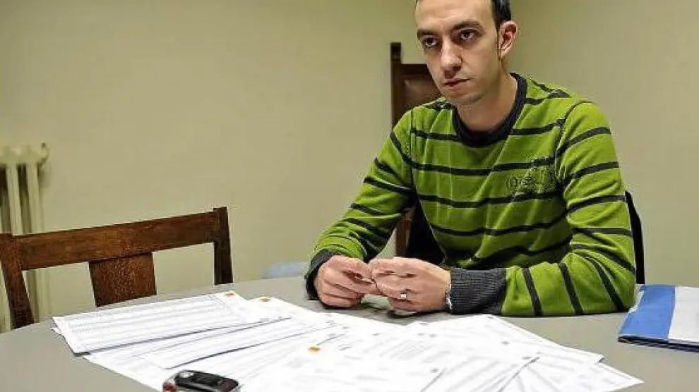 José Miguel Pérez Vera, con las 36 páginas de factura de móvil que recibió en su domicilio